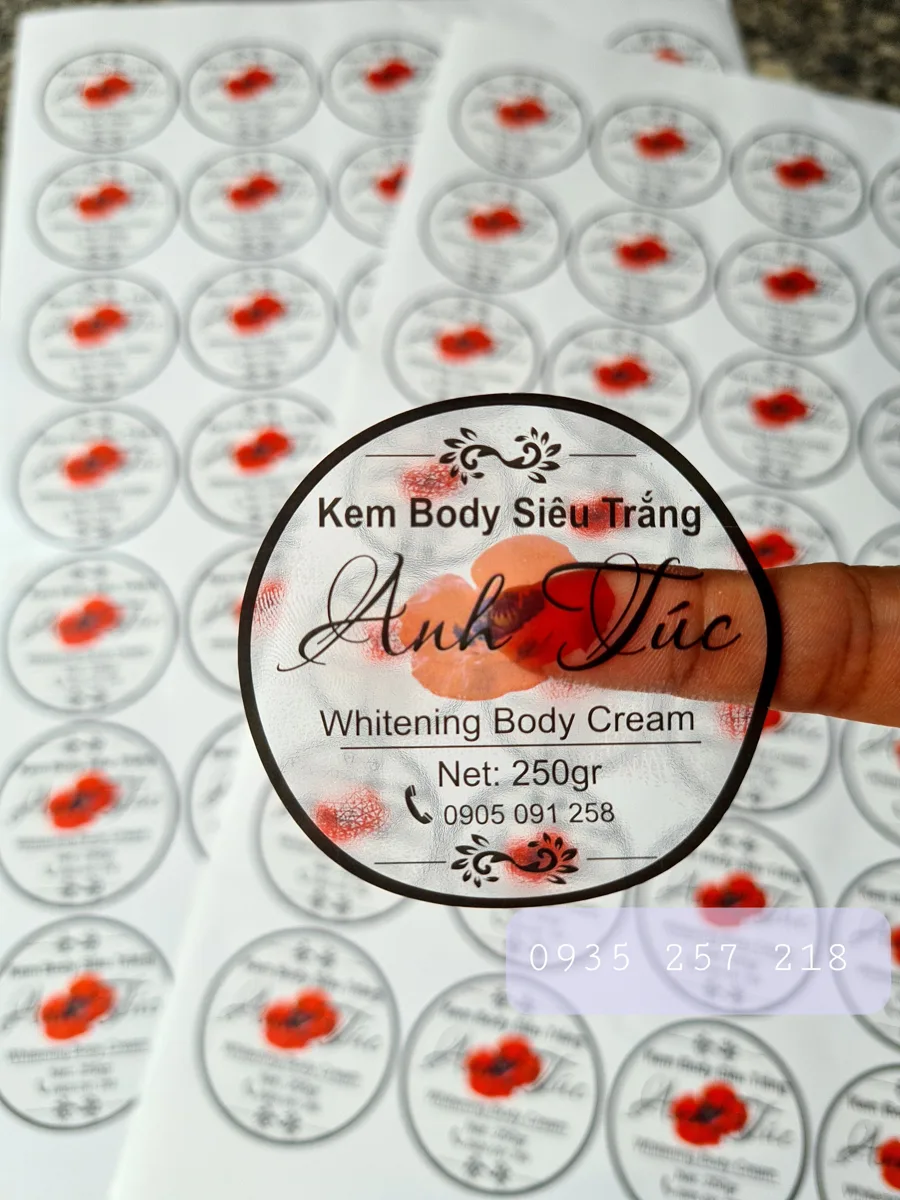 tem decal nhựa trong suốt dán sản phẩm cầm trên tay tại In Đức Lộc