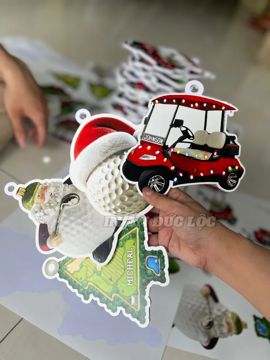 sticker cắt bế theo hình cầm trên tay tại In Đức Lộc