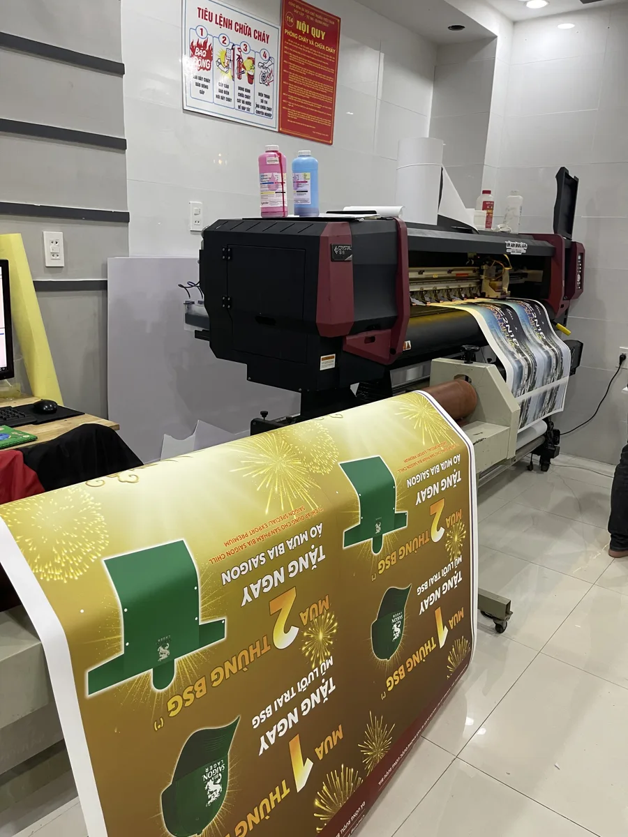 bản in khổ lớn đang ra khỏi máy in tại xưởng