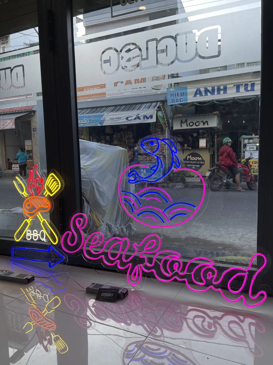 logo và decal trang trí trên cửa kính cửa hàng