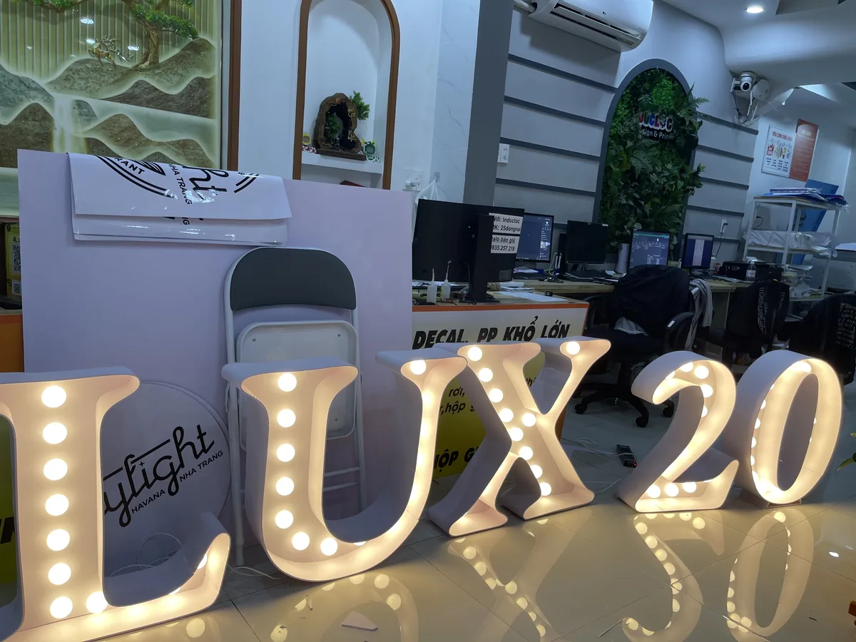 Bộ chữ nổi LUX 20 gắn đèn LED hạt đang sáng đặt tại văn phòng In Đức Lộc Nha Trang