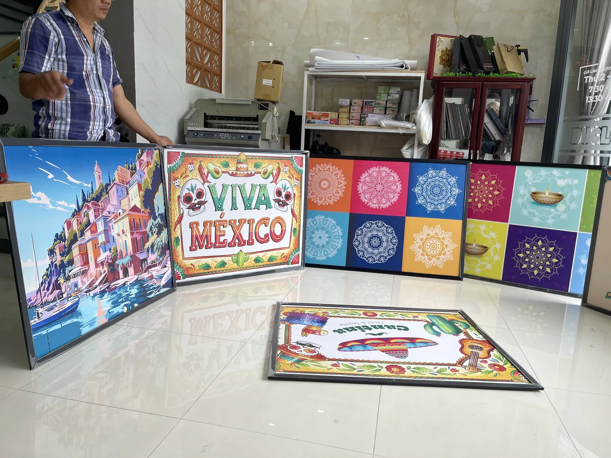 Lô tranh canvas trang trí nhiều mẫu phong cảnh, họa tiết mandala và chữ Viva Mexico xếp tại văn phòng In Đức Lộc Nha Trang