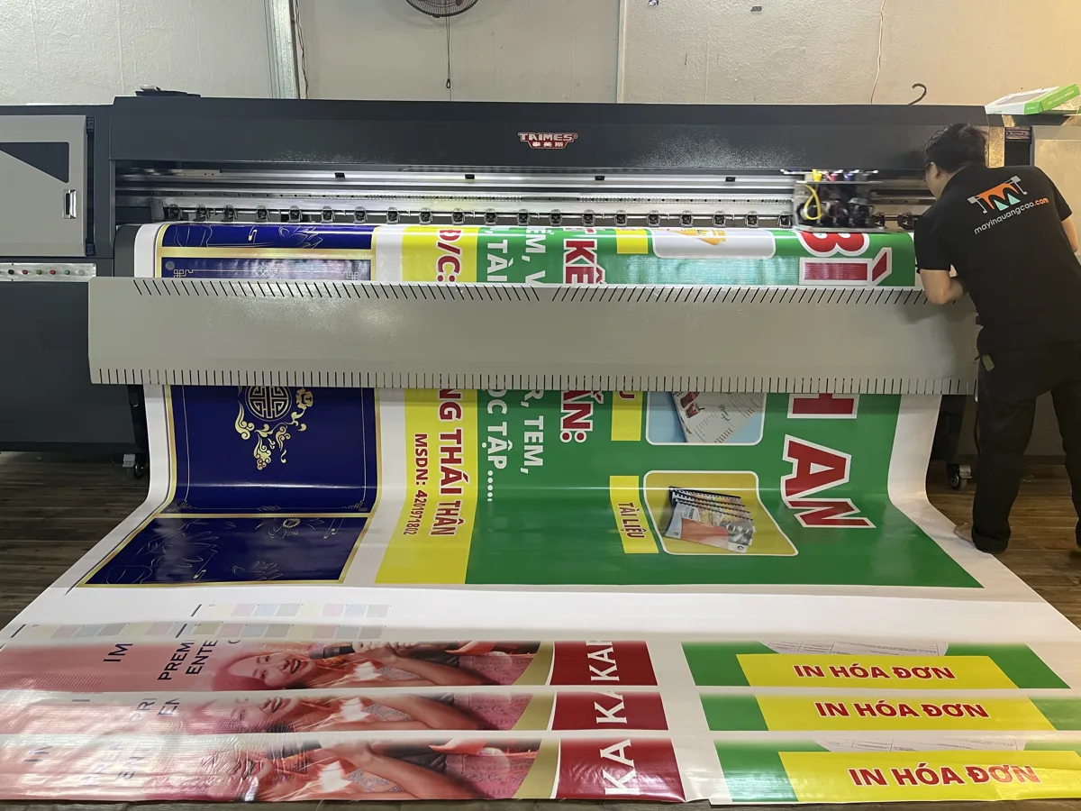 Máy in bạt khổ lớn đang in tại xưởng In Đức Lộc