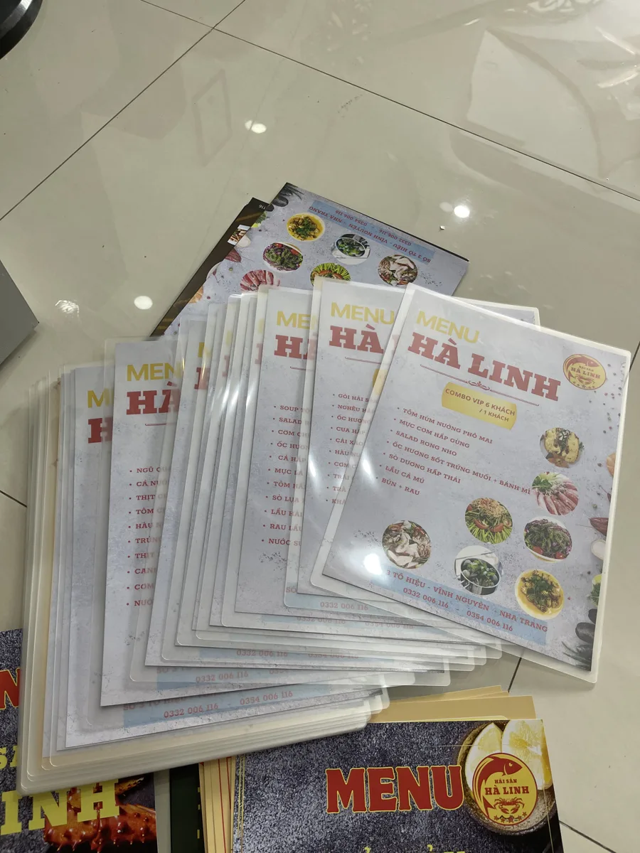 Chồng menu A4 đã ép plastic chờ giao khách tại In Đức Lộc