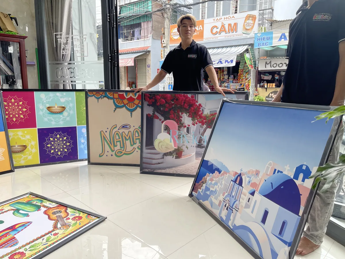 Các bức tranh canvas phong cảnh Santorini, góc phố hoa giấy và họa tiết mandala dựng tại cửa văn phòng In Đức Lộc